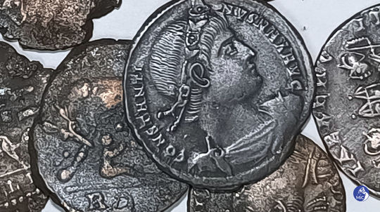 Potápač v mori pri Sardínii našiel desiatky tisíc mincí z dôb rímskeho impéria