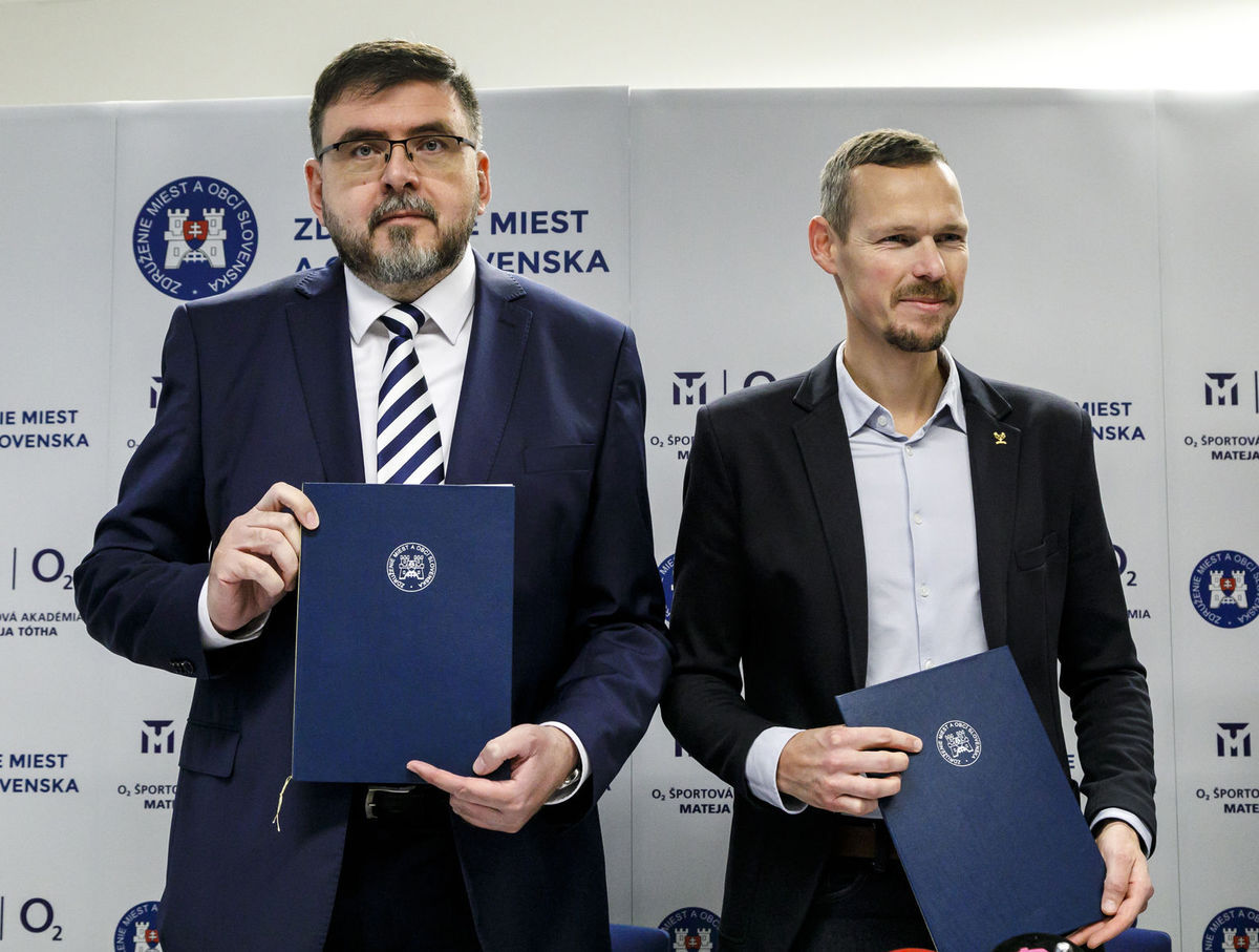 Na snímke zľava predseda Združenia miest a obcí...