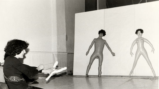 Renate Bertlmann počas performance Sling Shot...