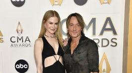 Nicole Kidman v kreácii Coperni a jej manžel Keith Urban