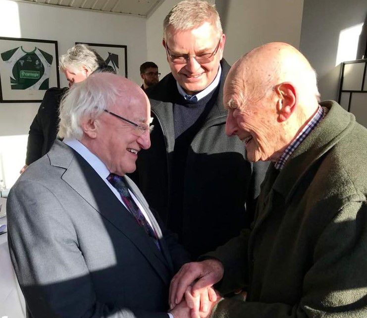 Írsky prezident Michael Higgins (vľavo) mu...