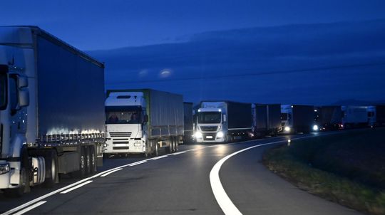 Ukrajinci plánujú evakuáciu vodičov kamiónov, ktorí uviazli na hranici s Poľskom