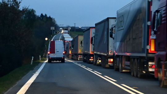 Kolóna kamiónov na východnej hranici dosahuje 15 kilometrov. Začína sa pred priechodom Vyšné Nemecké a siaha za Sobrance