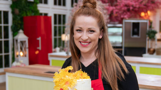 Katka a jej torta s kvetmi. 