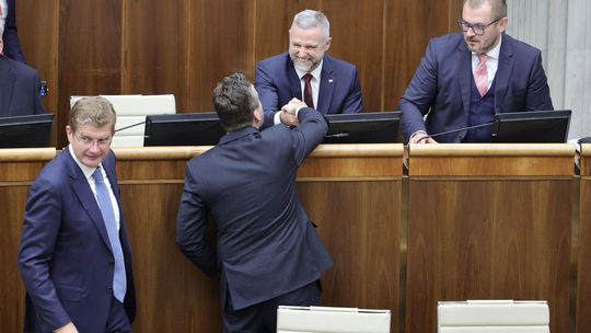 Tibor Gašpar gratuluje Ľubošovi Blahovi po tom,...