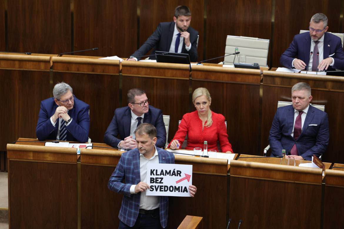 Igor Matovič sa pred Roberta Fica postavil s...