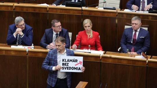 Smer chce zakázať v parlamente akékoľvek obrazové pomôcky či grafy, zaviesť chce aj sankcie