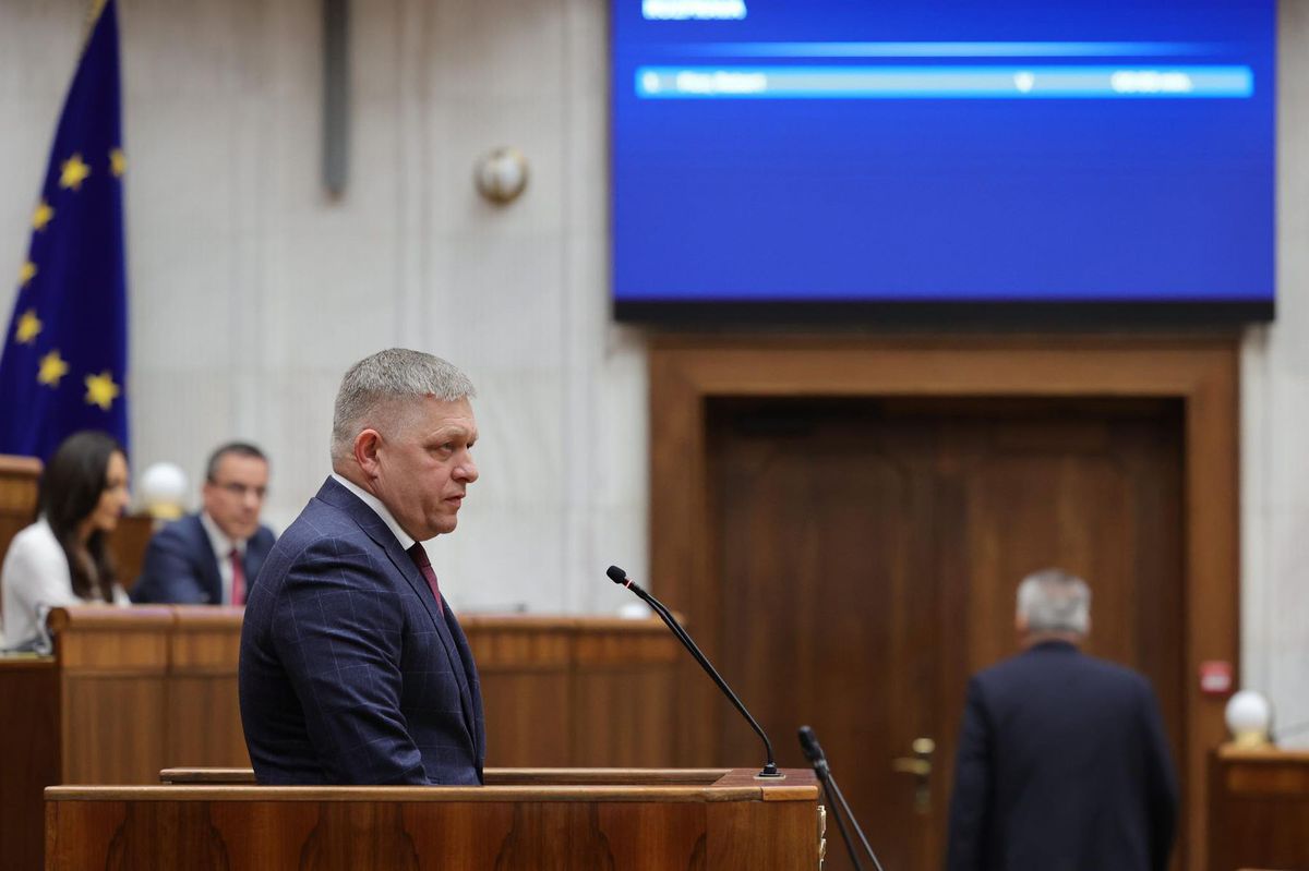 Robert Fico hovorí k poslancom počas schôdze o...