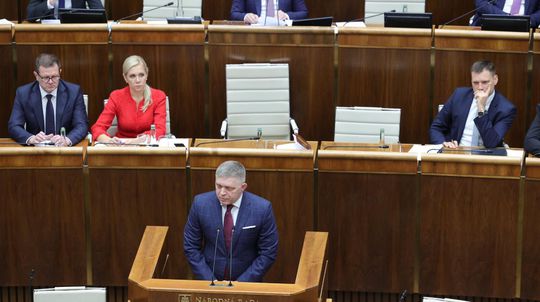 Robert Fico hovorí k poslancom počas schôdze o...