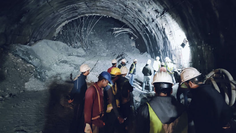 India tunel robotníci uviaznutí záchranári kontakt
