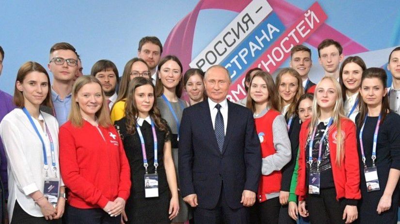Šéf Kremľa Vladimir Putin so študentkami a...