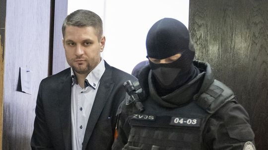 Obžalovaný Adam Puškár v sprievode polície...