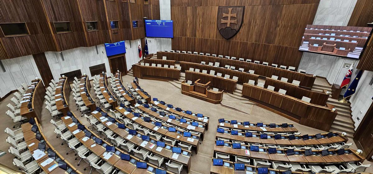 Krátko pred deviatou je parlament prázdny.