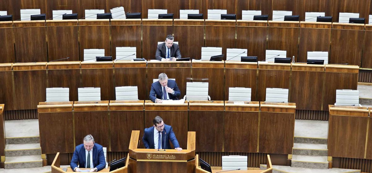 Krátko po deviatej prišiel do sály aj premiér...