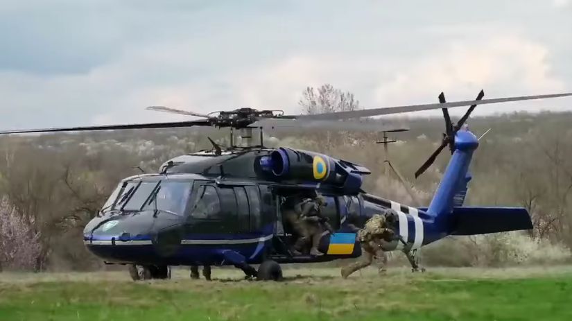 Ukrajinci používajú svoj prvý Black Hawk pri...