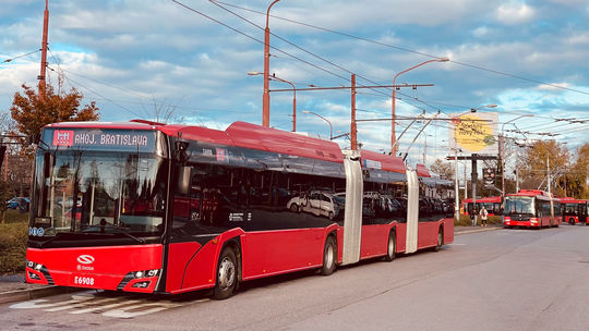 Kolosálny megatrolejbus začína brázdiť ulicami Bratislavy. Prezrite si ho zblízka 