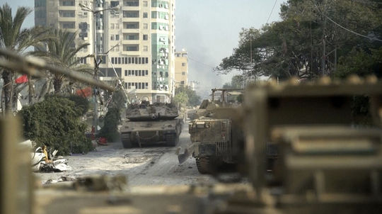 Izraelské tanky v uliciach mesta Gaza 14....