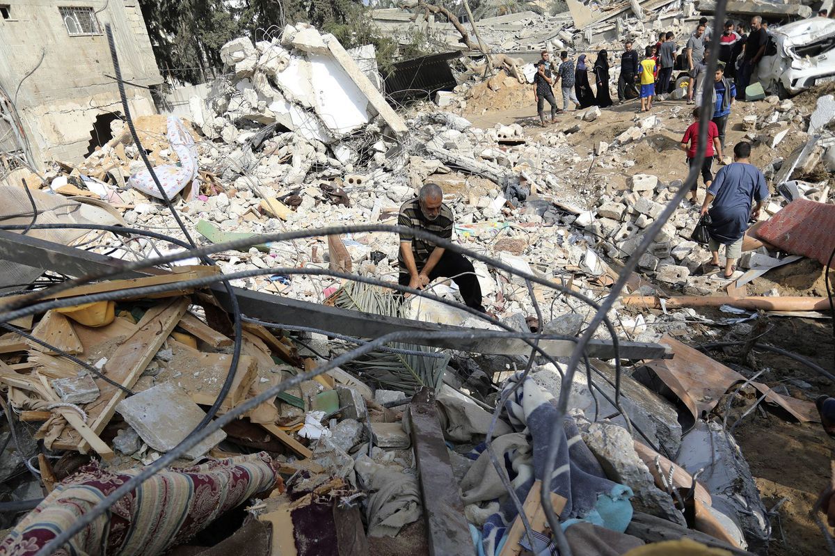 Palestínčania prehľadávajú trosky budov v meste...