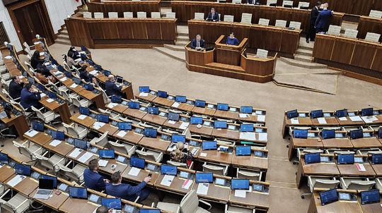 Poslanci Národnej rady tretí deň pokračujú v...
