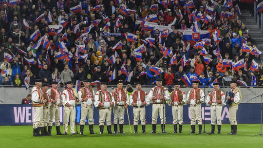 Zlý začiatok, dobrý záver. Slovákov nabudili spievajúci chlapi v krojoch