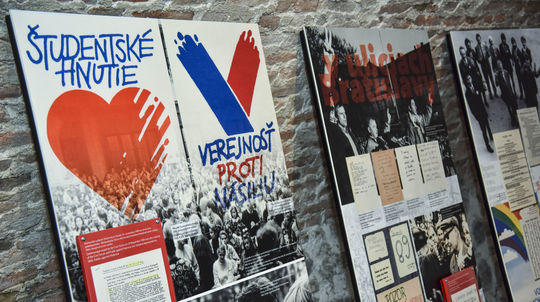 Učitelia žiadajú voľno na 17. novembra: Nežná revolúcia je najdôležitejšia udalosť našich moderných dejín