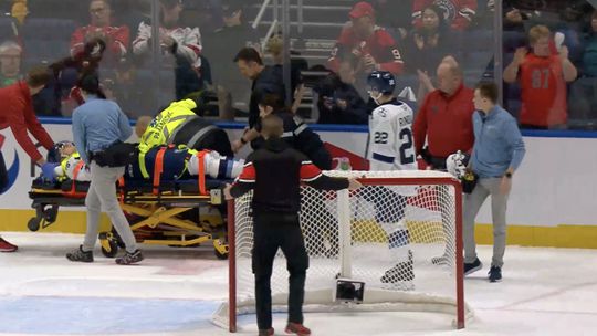 Desivý pohľad v Québecu. Slovenský mladík opustil ľad na nosidlách, zápas prerušili na niekoľko minút