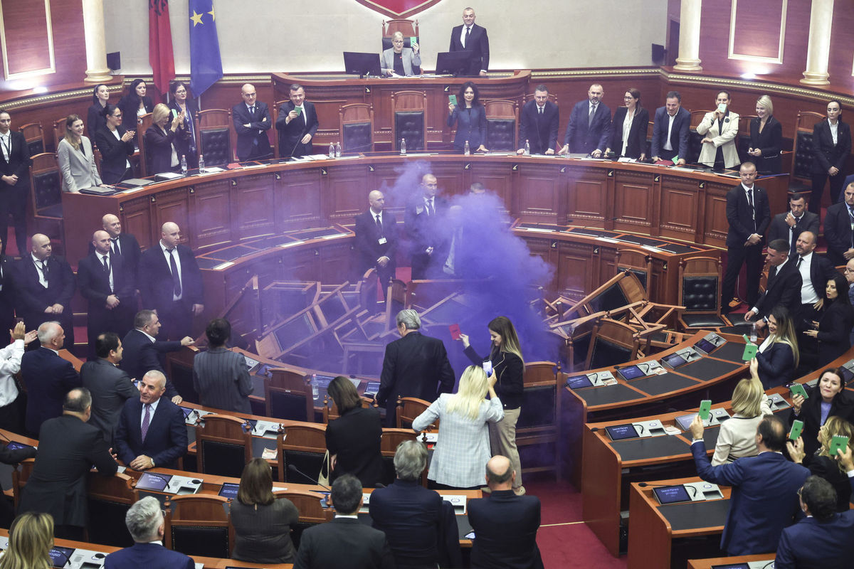 Farebnú dymovú bombu zapálenú opozičným...