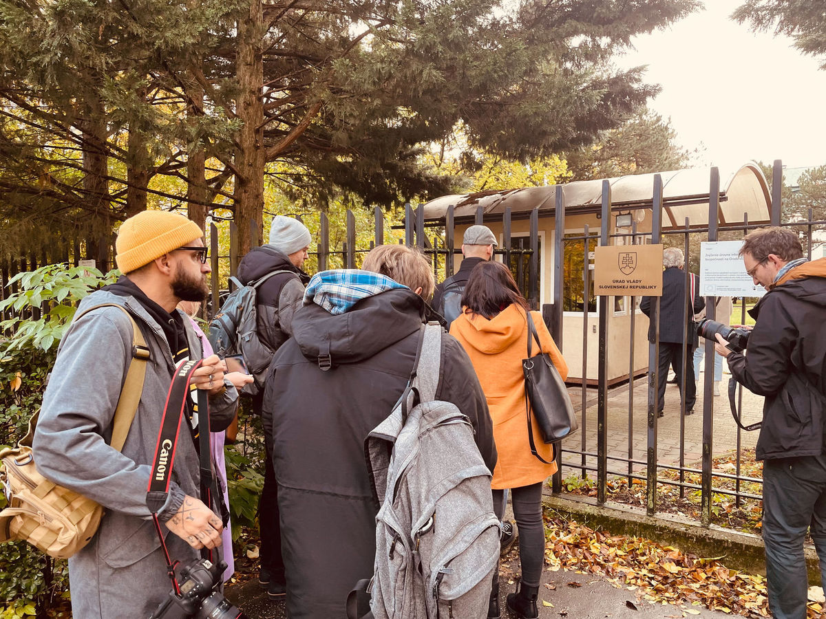 Pre Úradom vlády protestovali študenti...