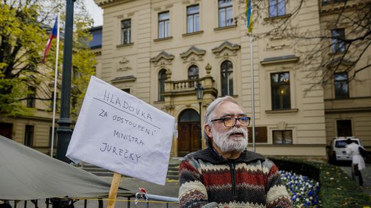Chartisti Gruntorád a Bok držia protestnú hladovku pred sídlom vlády v Prahe. Žiadajú odchod ministra Jurečku