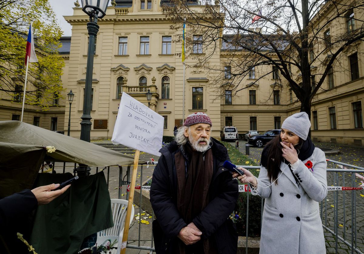 Protestná hladovka Johna Boka pred Úradom vlády...