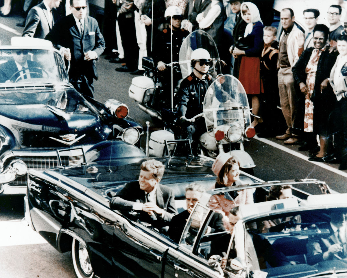JFK s manželkou v otvorenej limuzíne počas...