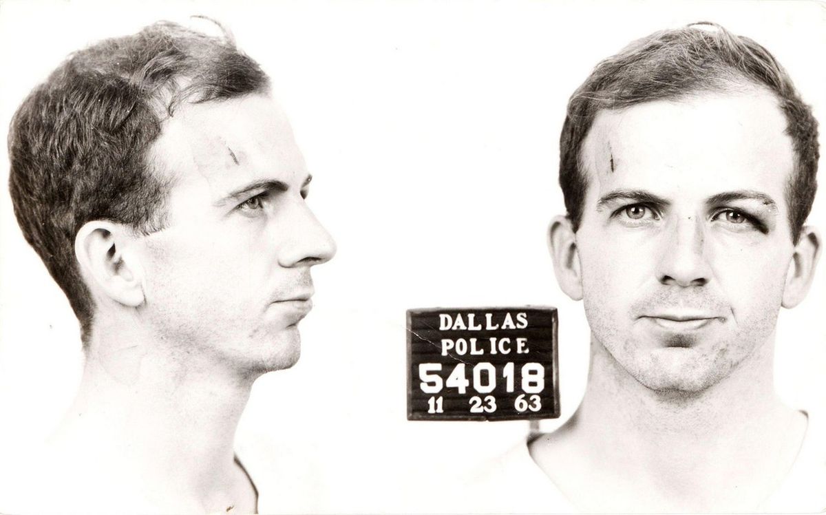 Lee Harvey Oswald na policajnej fotografii deň...