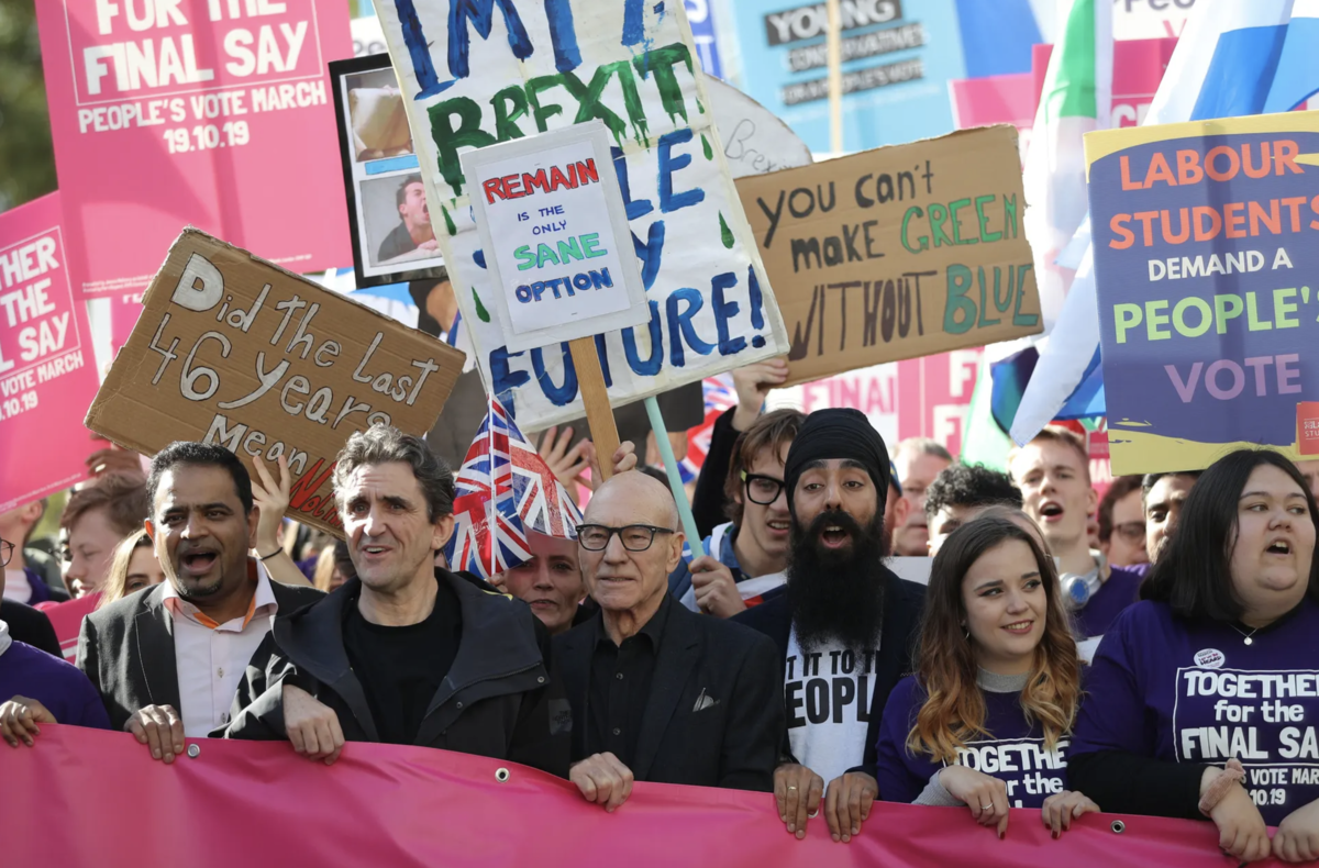 Mladých na protestoch proti brexitu podporili...