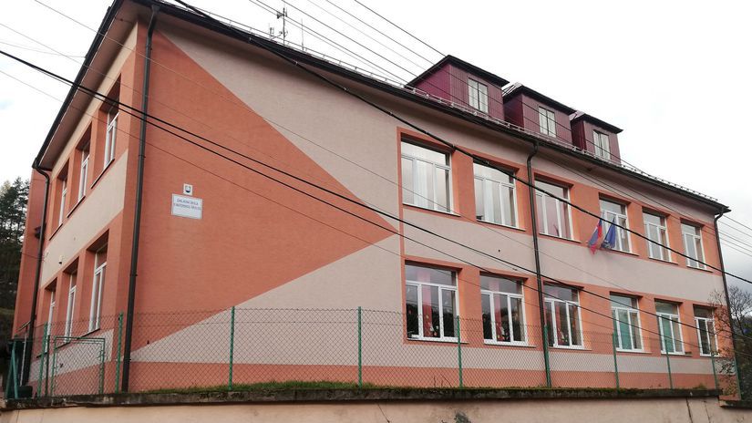 Základná škola v obci Čavoj.