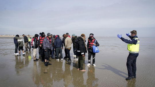 Británia pritvrdí voči migrantom. Obmedzí sociálne dávky a ochranu pre žiadateľov o azyl
