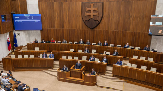 Nočné rokovania a sviatky v práci. Tempo parlamentu diktuje opozícia, Matovič straší s 'absolútnou obštrukciou'