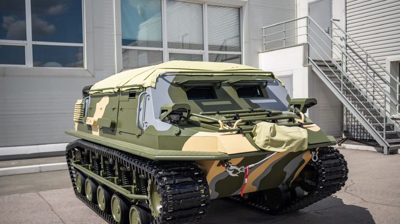 Ruské vozidlo Plastun-SN má strechu prekrytú...