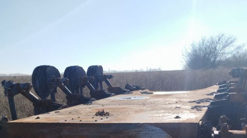 Na tejto snímke vidieť ploché dno a chýbajúcu...