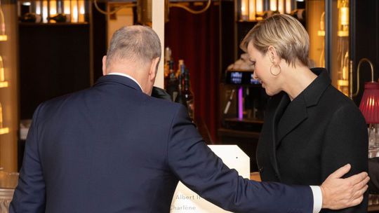 Knieža Albert II a jeho manželka, princezná...