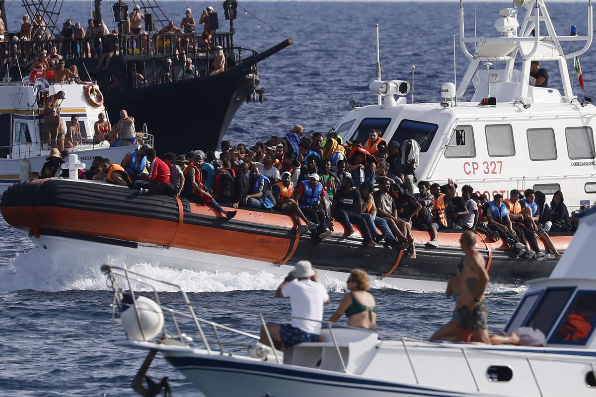 Migranti na záchranných lodiach pri talianskom...