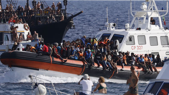 Na taliansky ostrov Lampedusa dorazilo vyše 500 migrantov