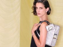 Modelka s kabelkou zo sviatočnej kolekcie značky Fendi. 