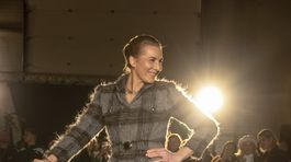 Na móle módnej prehliadky La Vie v Banskej Bystrici sa objavila aj športovkyňa Anastasia Kuzminová. Ako modelka v jednej z kreácií. 