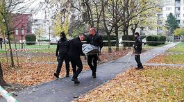 Pohrebná služba odnáša telo jednej z obetí...