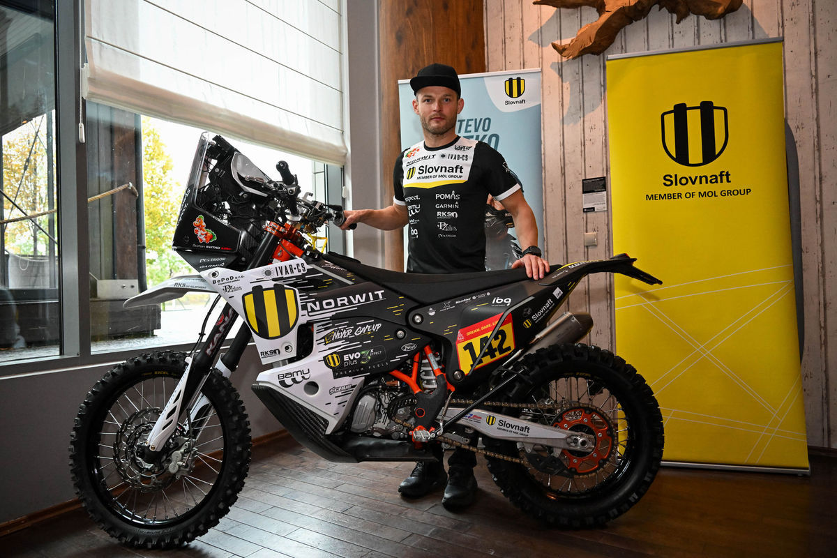 Štefan Svitko pózuje pred svojím motocyklom...