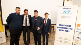 Samuel Schnelly (druhý sprava) si ocenenie...