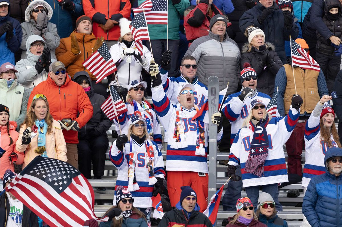 Americkí fanúšikovia na víkendovom podujatí...
