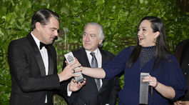 Leonardo DiCaprio (vľavo) a jeho kolegovia Robert De Niro a Lily Gladstone