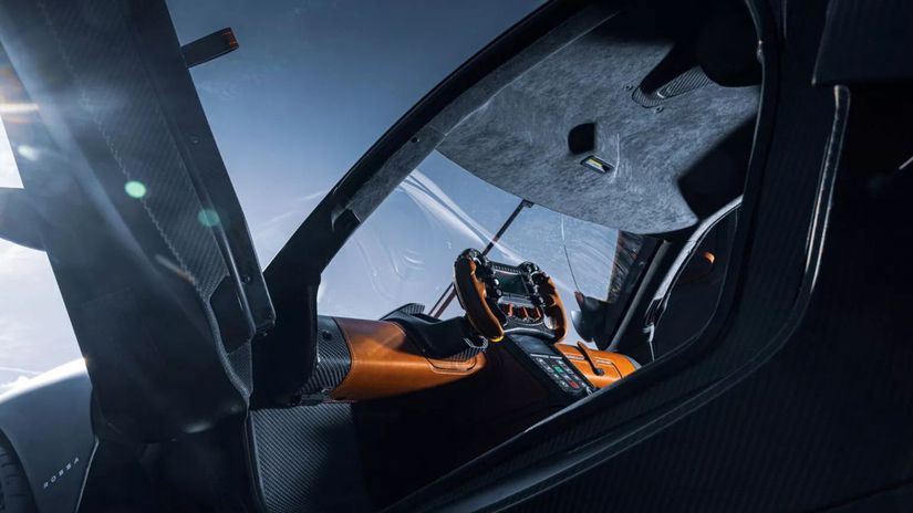 Dvojmiestny kokpit naznačuje, že inšpiráciu...