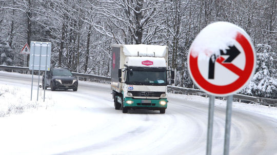 Na viacerých úsekoch silno sneží, Donovaly pre kamióny uzavreli